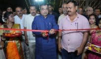 Gadkari opens Durga Puja exhibition at Dinanath School ground in Dhantoli