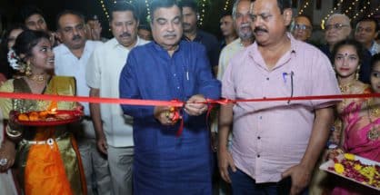 Gadkari opens Durga Puja exhibition at Dinanath School ground in Dhantoli