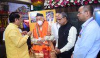Governor Koshyari visits Mumbadevi Mandir on Durgashtami