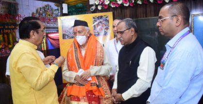 Governor Koshyari visits Mumbadevi Mandir on Durgashtami