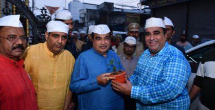 Gadkari participates in Prabhat Pheri of Shri Kalgidhar Satsang Mandal, Jaripatka