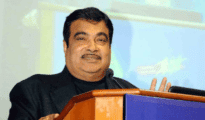 Gadkari pulls up MIDC, PWD for pathetic condition of internal roads at Hingna estate