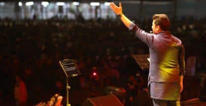 Poet Muntashir warms up hearts of audience at Khasdar Sanskrutik Mahotsav