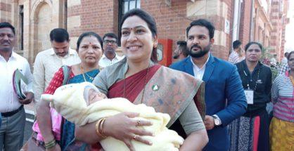 Deolali MLA Saroj Ahire arrives for Nagpur Winter Session with her infant baby