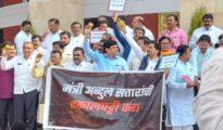Video: MVA members stage “Orange Protest” at Vidhan Bhavan in Nagpur