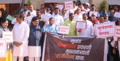 महाराष्ट्र विस : नागपुर भूमि आवंटन मुद्दे पर शिंदे के इस्तीफे की मांग पर अड़ा विपक्ष