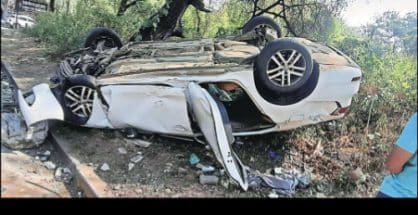 Speeding car turns turtle near Ajni railway ticket booking counter