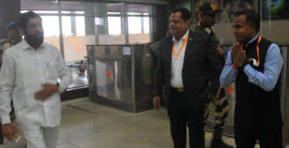हवाई अड्डे पर अधिकारियों ने  किया मुख्यमंत्री का स्वागत