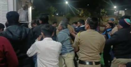 Viral Video: Mob beats man accused of molestation, hurls abuses, thrashes cops inside Mauda Police Station