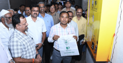 दहा रुपये टाका स्वयंचलित मशीनमधून कापडी पिशवी मिळवा