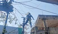 MSEDCL playing with lives of workers working on electric poles sans safety tools!