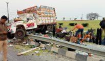 Pickup van ferrying grapes from Solapur to Gondia rams into Zero Point on Samruddhi Highway near Nagpur