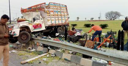 Pickup van ferrying grapes from Solapur to Gondia rams into Zero Point on Samruddhi Highway near Nagpur