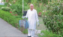Meet this 80-year old man who has become a cleanliness messenger in Nagpur!!