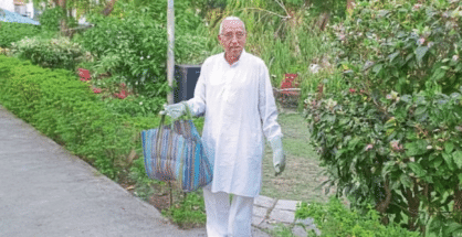 Meet this 80-year old man who has become a cleanliness messenger in Nagpur!!