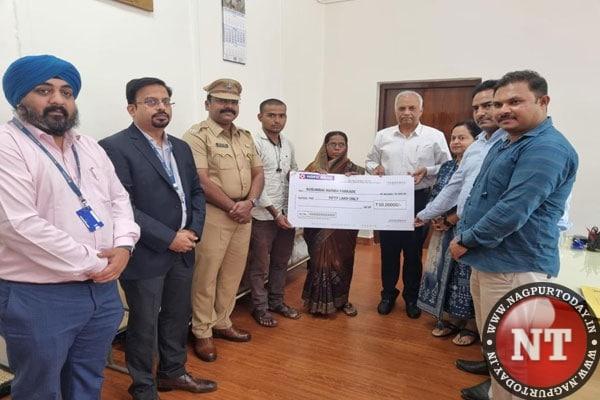 Maharashtra Homeguards presents ₹50 Lakh cheque to family of deceased Homeguard Hariba Farkale