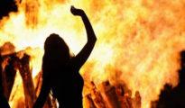 पत्नीला जाळून मारण्याच्या आरोपातून दोन आरोपींची निर्दोष सुटका