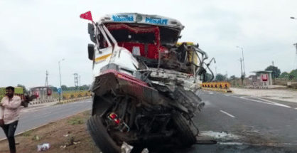 Two trucks collide on Mumbai-Nagpur Highway near Buldhana