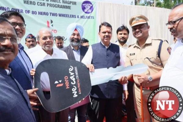 Aditya Hero,  HMCL Nagpur give 80 Hero two-wheelers, helmets to Nagpur Rural Police