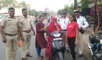 गोंदिया: पुलिस की गांधीगिरी ,  ट्रैफिक नियम तोड़ने वालों को बांटे गुलाब के फूल