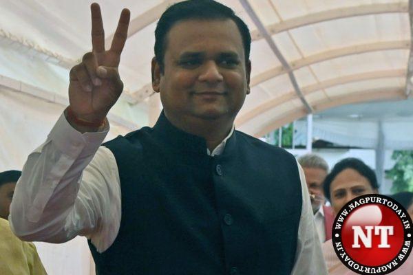 Sena MLAs disqualification case: Mah speaker issues notices