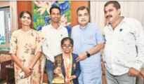 Gadkari felicitates Nagpur’s chess prodigy Vedika