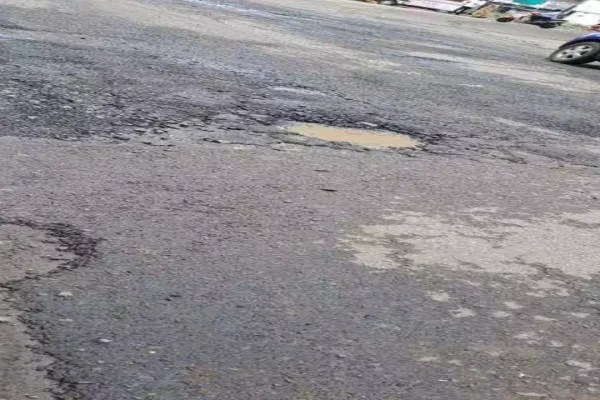 Video: Nagpur nightmare: Pothole riddled Kingsway Road poses life-threatening hazards!!