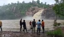 Video गोंदिया : ‘ हाजरा फॉल ‘ झरने पर उमड़ रही पर्यटकों की भीड़