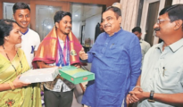 Gadkari felicitates Nagpur’s golden boy Ojas
