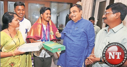 Gadkari felicitates Nagpur’s golden boy Ojas