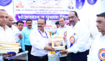 वीज कर्मचा-यांकडून धम्म बांधवांना भोजन व पुस्तिका वितरण