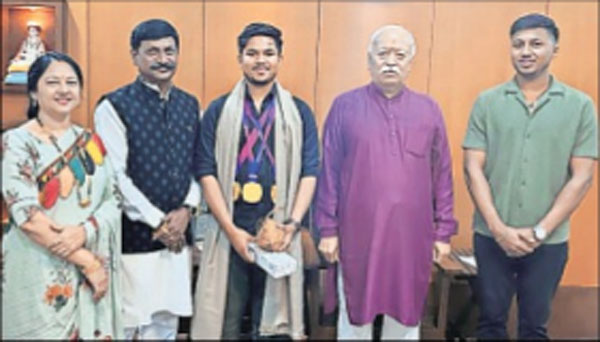 RSS chief meets Nagpur’s champion archer Ojas