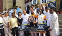 राज्यातील आरोग्य व्यवस्था व्हेंटिलेटरवर ; नागपूर विधानभवनात विरोधकांचे मास्क,स्टेथॉस्कोप लावून आंदोलन !