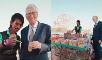 Bill Gates relishes tea made by Nagpur’s famous Dolly Chaiwala