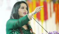 Amruta Fadnavis targets opponents with Ukhana style in Nagpur