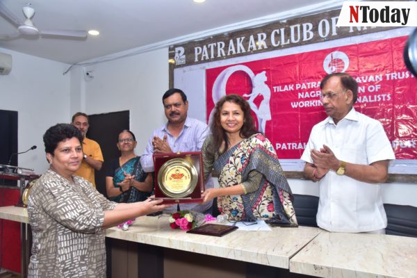 Journalist Varsha Bashu honored with ‘Shobha Vinod Memorial Award’ on Women’s Day!