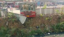 Narrow Escape for Star Bus passengers in Nagpur as bus almost falls in nullah