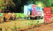 Shame on NMC: Cycling track on Wardha Road invaded by illegal food stalls!!