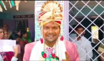 Video गोंदिया: ”  पहले मतदान- फिर सिंदूरदान ”  सेहरे में दूल्हा पहुंचा मतदान केंद्र