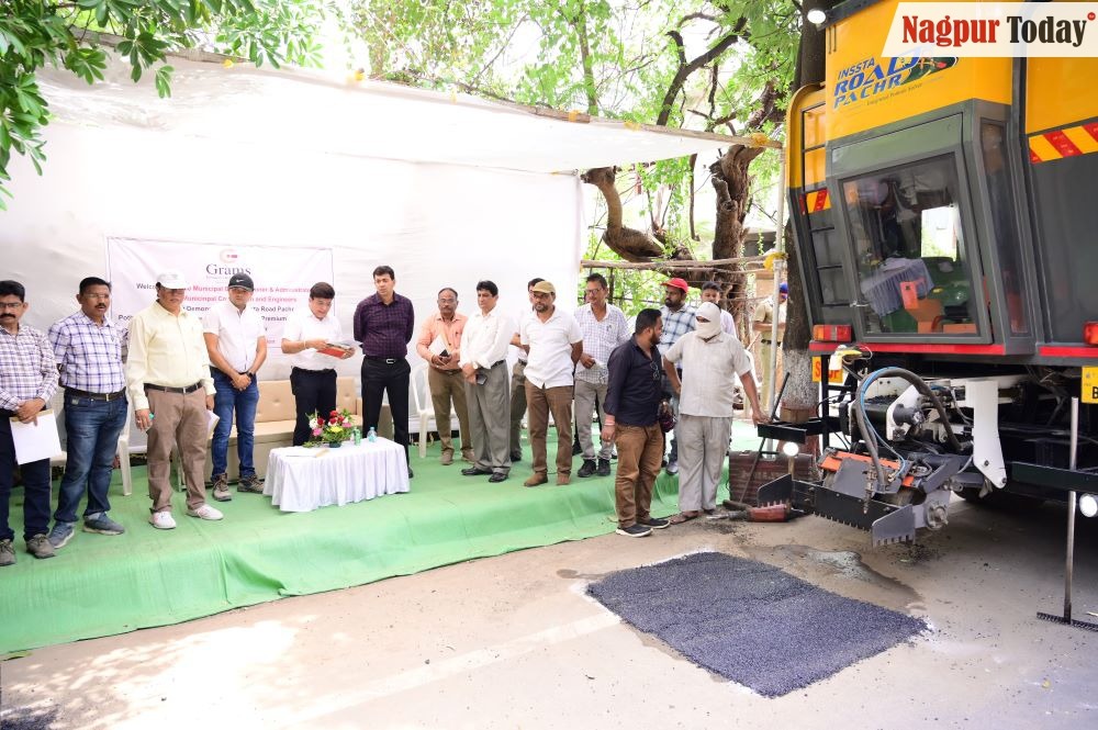 Nagpur Municipal Commissioner Reviews New High-Tech Insta Road Patcher for Pothole Repairs - Vimarsana News