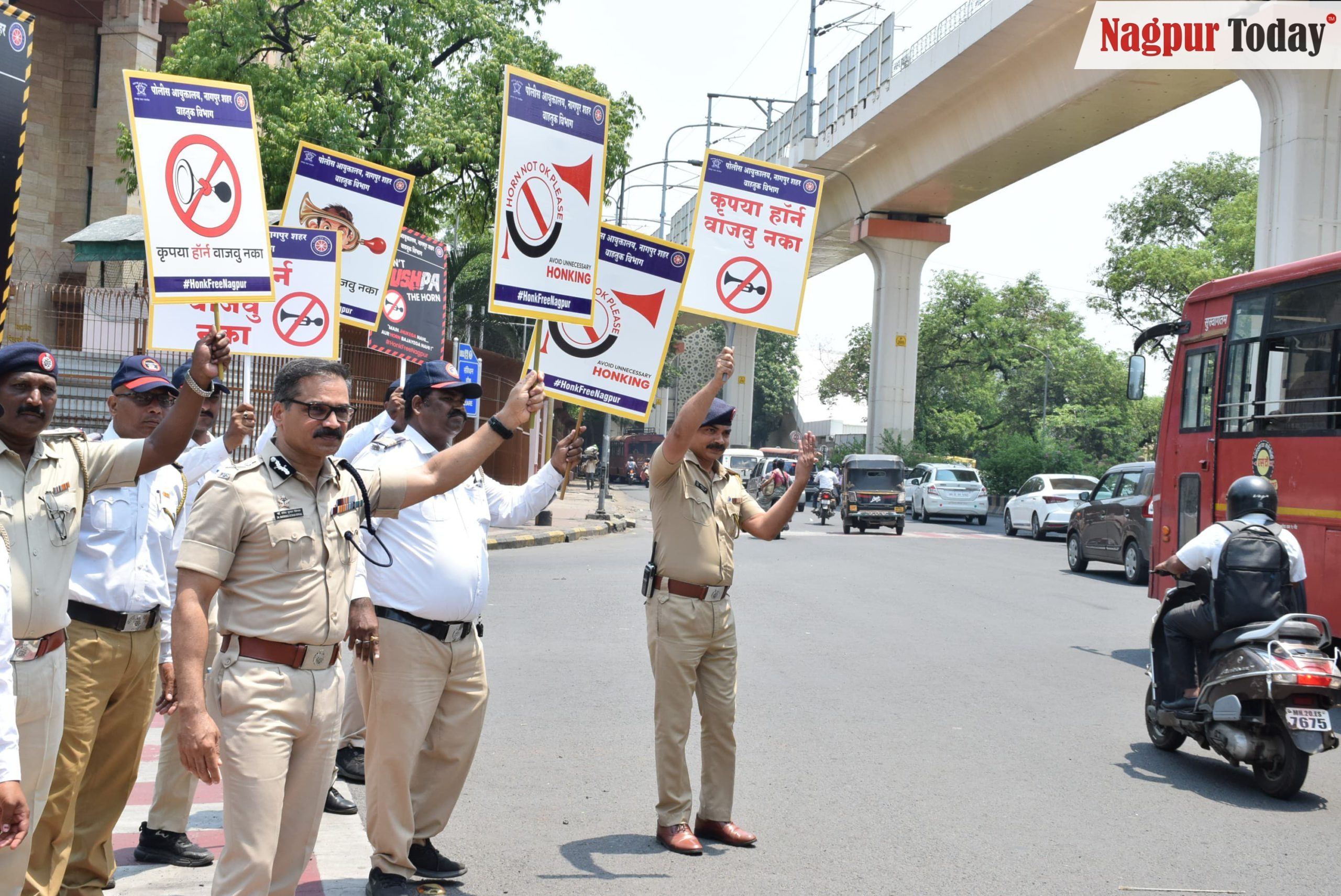 In Pics: Nagpur CP Dr. Ravinder Singal hits street, urges citizens to avoid unnecessary honking! - Vimarsana News