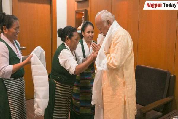 Tibetan community women tie Rakhis to Dr Mohan Bhagwat in Nagpur