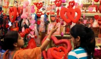 ♥️Nagpur embraces Valentine’s Day fever: Gift shops, markets abuzz with romantic offerings