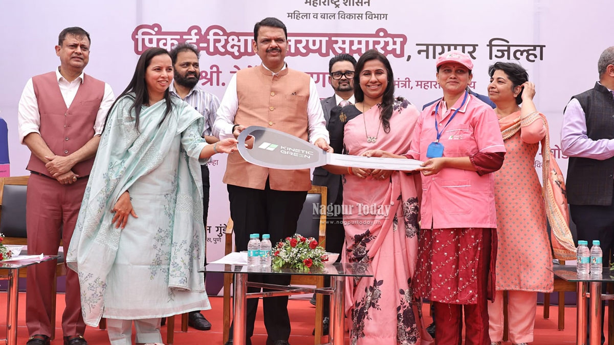 Faisal Reksha CM Fadnavis Distributes Pink E-Rickshaws to Women