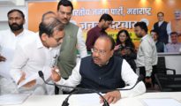 महसूल मंत्री चंद्रशेखर बावनकुळे यांनी जनता दरबारात स्वीकारली नागरिकांची निवेदने