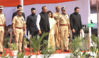 नागपूरच्या कस्तुरचंद पार्कमध्ये महाराष्ट्र दिनानिमित्त पालकमंत्री चंद्रशेखर बावनकुळे यांच्या हस्ते ध्वजारोहण