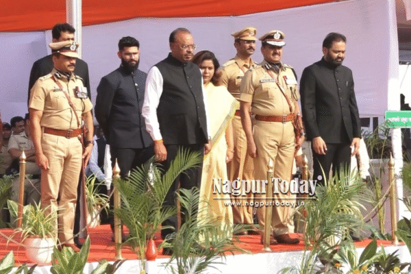 नागपूरच्या कस्तुरचंद पार्कमध्ये महाराष्ट्र दिनानिमित्त पालकमंत्री चंद्रशेखर बावनकुळे यांच्या हस्ते ध्वजारोहण