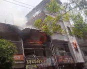 नागपूरच्या लालगंज परिसरातील कपड्यांच्या दुकानाला भीषण आग, लाखोंचा माल खाक!