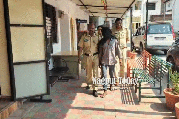 Extortion Attempt in Nagpur: Man Threatens Shopkeepers with Knife, Arrested