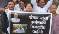 शेतकऱ्यांच्याकर्जमाफीसाठी शरद पवार गटाचं आंदोलन; मुख्यमंत्र्यांना जळगावात काळे झेंडे दाखवले